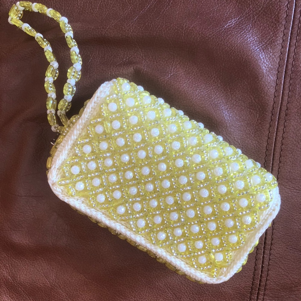 🔥⭐️HOST PICK⭐️🔥NEW Flower Bead Wrist Bag